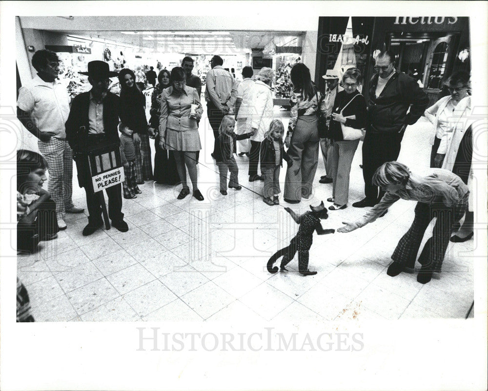 1974 Press Photo Musician And Monkey Entertains At Mall - Historic Images