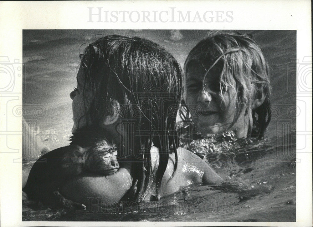 1974 Press Photo Two Girls Swimming With Monkey - Historic Images