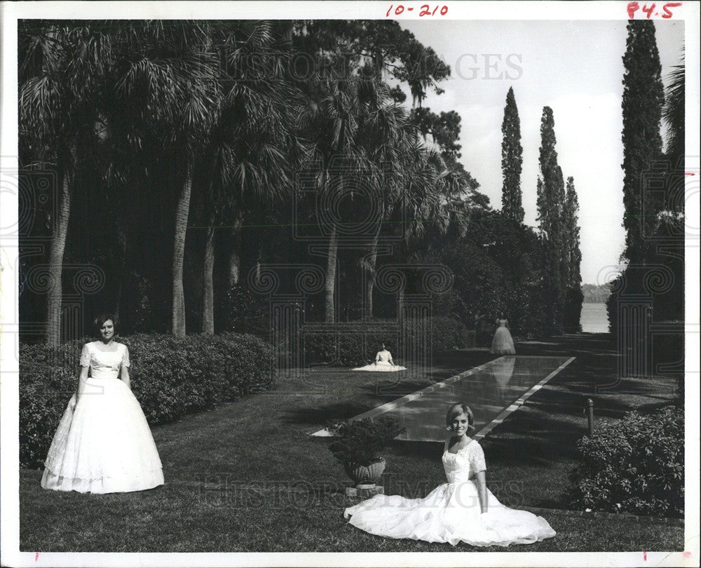 1968 Press Photo Beauty Queens In Maclay Gardens - Historic Images