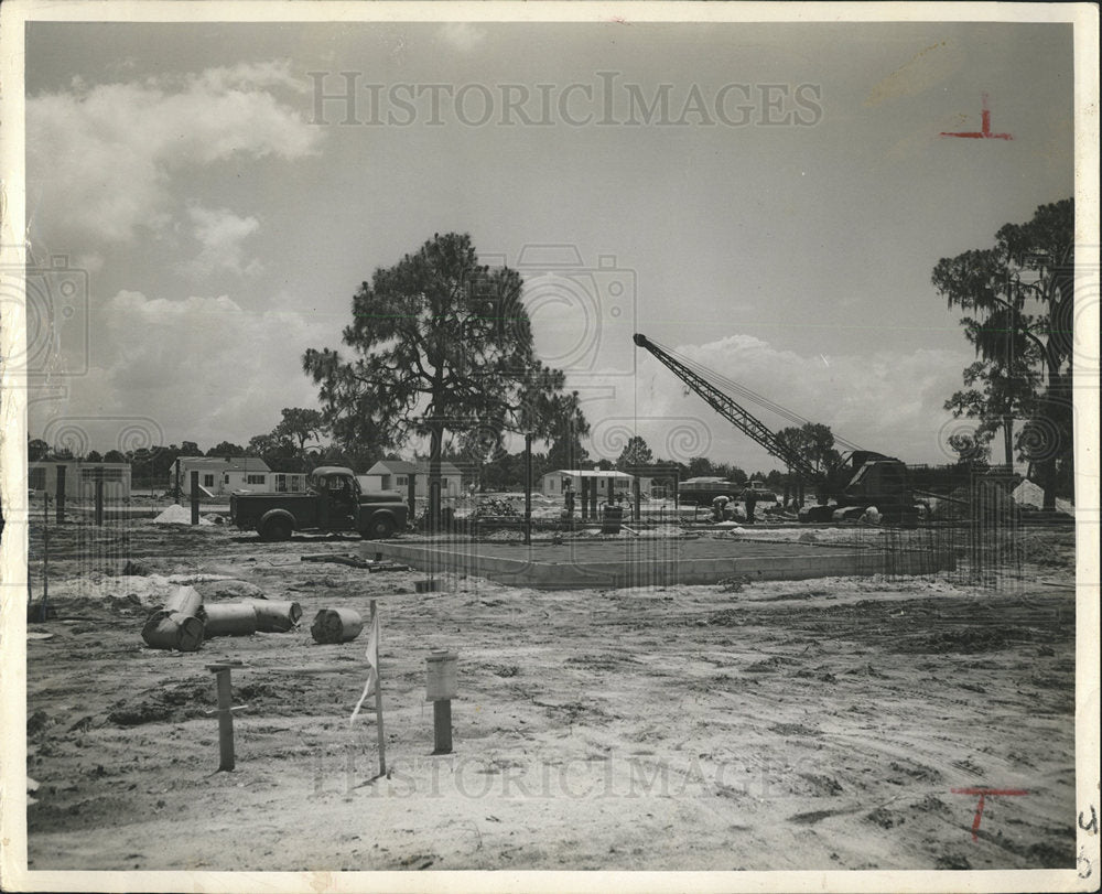 Press Photo Meadow Lawn community construction - Historic Images