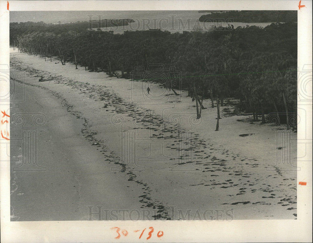 1975 Press Photo Man Searching Beach For Missing Boater - Historic Images