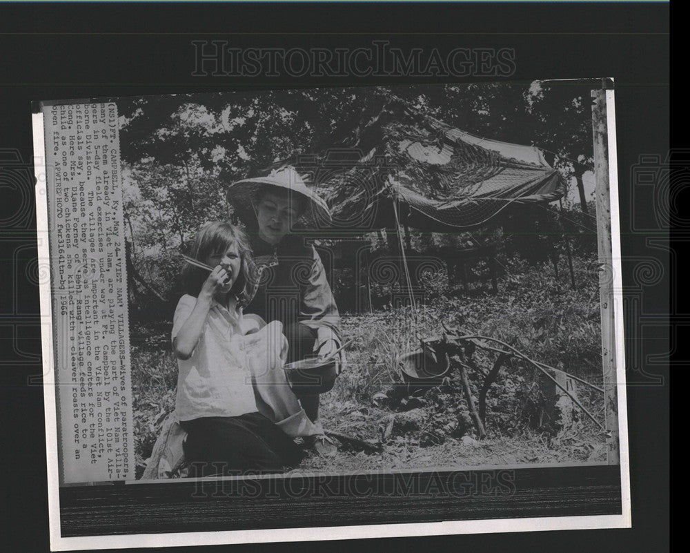 1966 Press Photo Vietnam Villagers - Historic Images