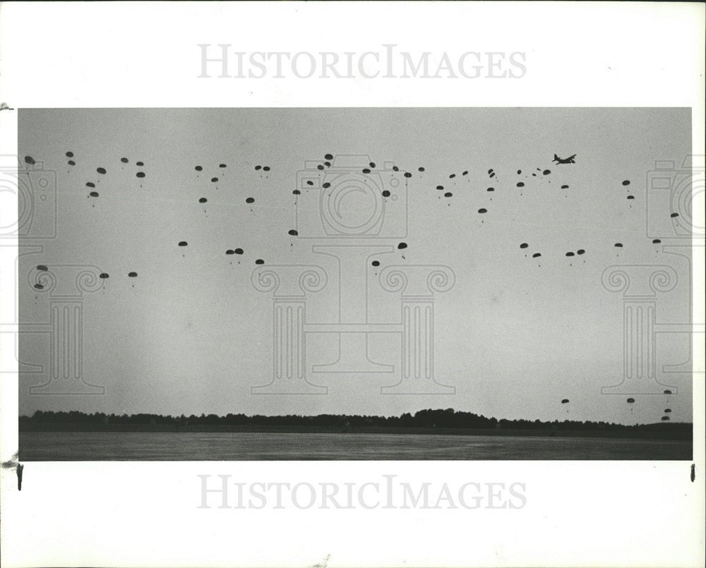 1987 Press Photo US Army Paratroopers War Games Avon - Historic Images