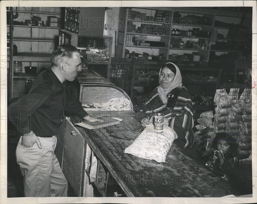 1955 Press Photo Kirk and Indian Customer Complete Deal - Historic Images