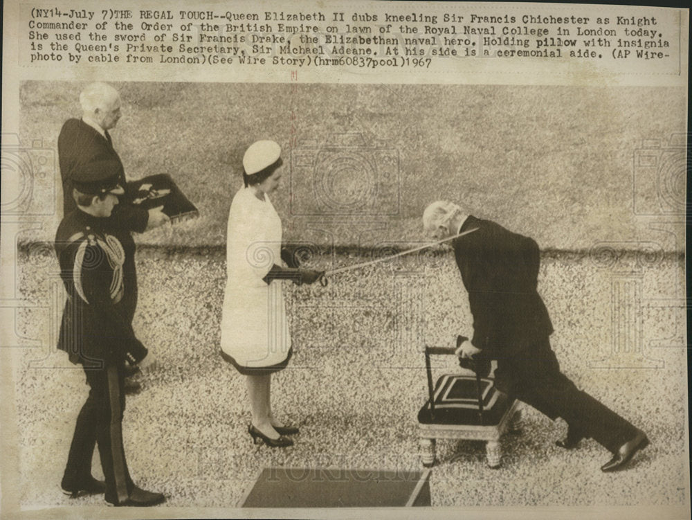 1967 Press Photo Queen Elizabeth II Chichester Knight - Historic Images