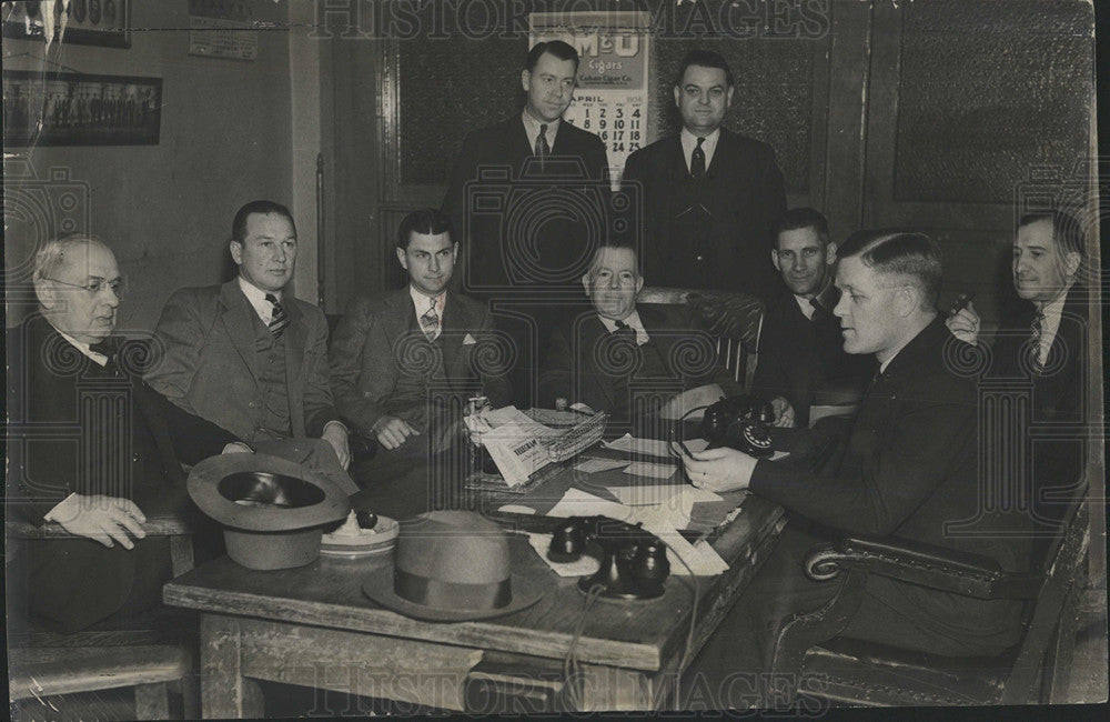 1936 Press Photo Detectives investigating double murder - Historic Images