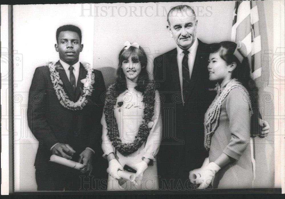 1967 Press Photo President Johnson Hero Medal Boy Curry - Historic Images