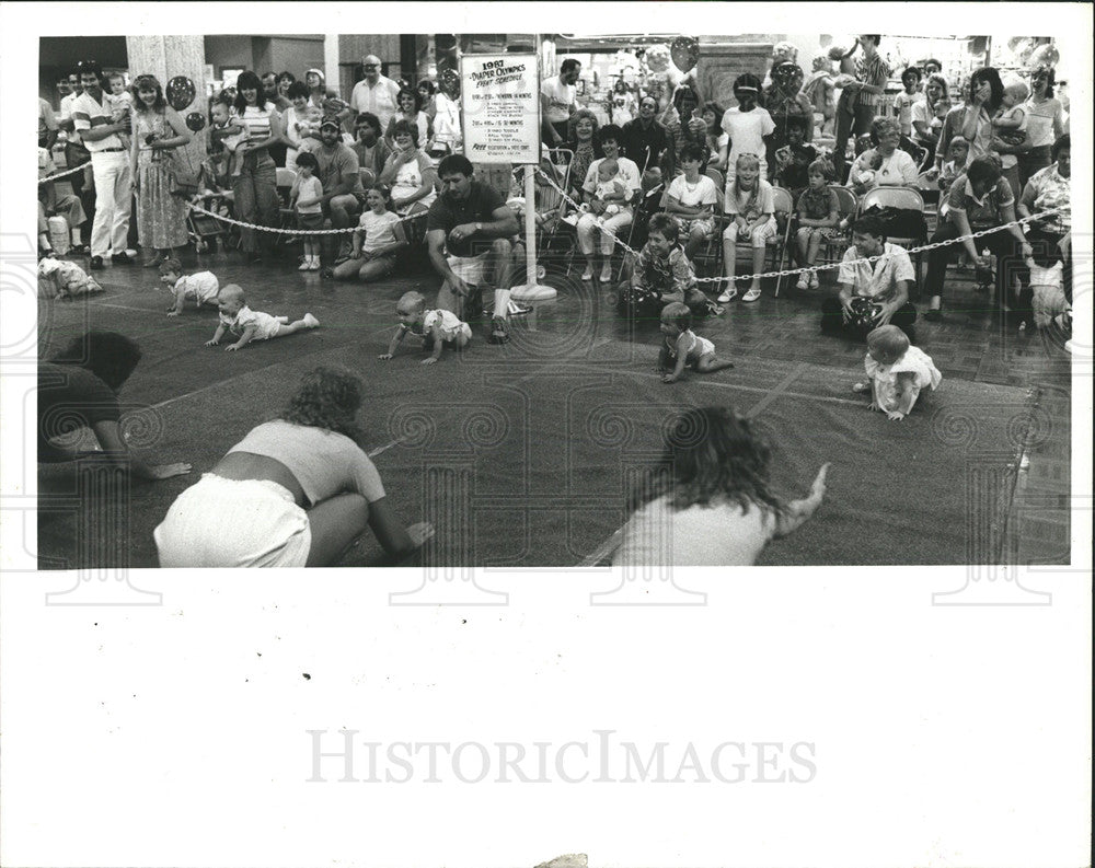 1987 Press Photo Diaper Olympics Clearwater Mall - Historic Images