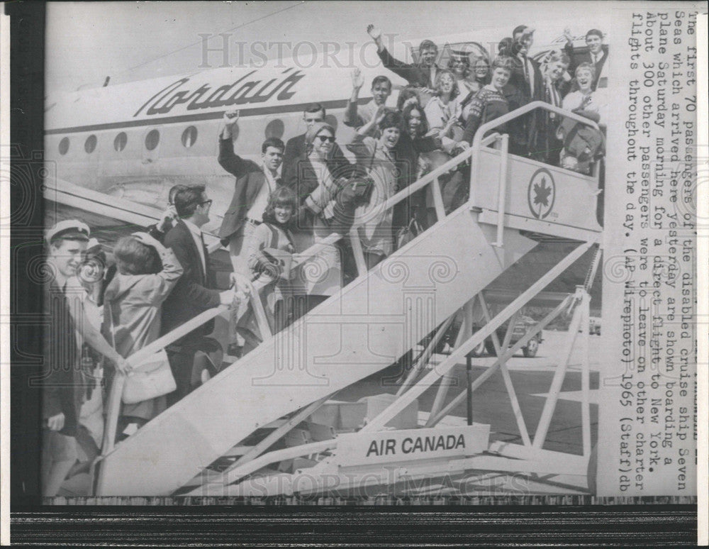 1965 Press Photo Passenger Seven Seas Plane New York - Historic Images