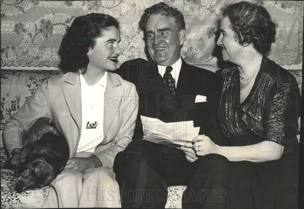 1938 Press Photo Barton Family Monitors Election - Historic Images