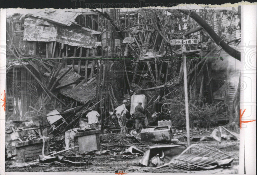 1963 Press Photo Residents Go Through Burned Ruins - Historic Images