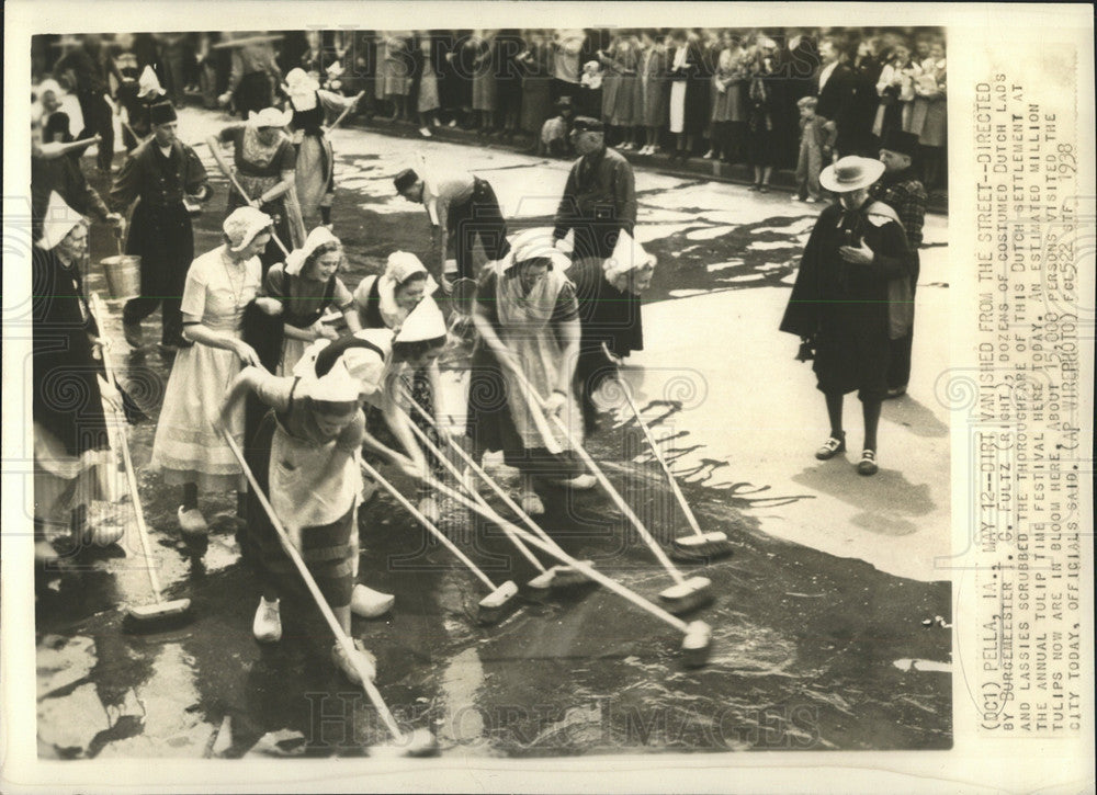 1938 Press Photo Dutch Lads Scrubbing Thoroughfare - Historic Images