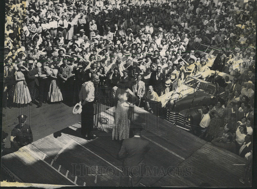 Press Photo Large Crowd Surrounding Cars Stage - Historic Images