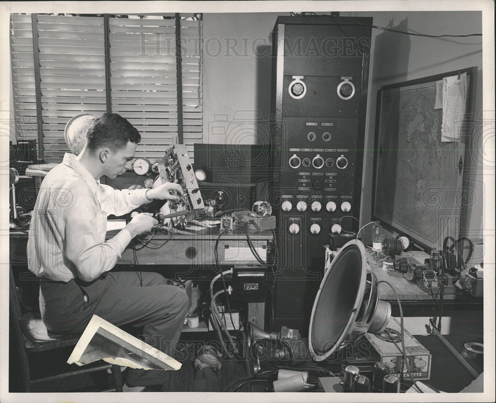 Press Photo N. Reinhardt/Amateur Radio Equipment - Historic Images