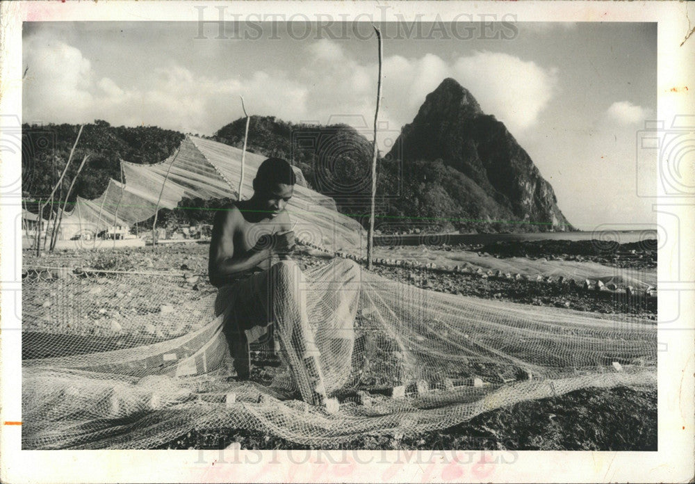 1972 Press Photo Young Boy Mends 400ft Net in St. Lucia - Historic Images