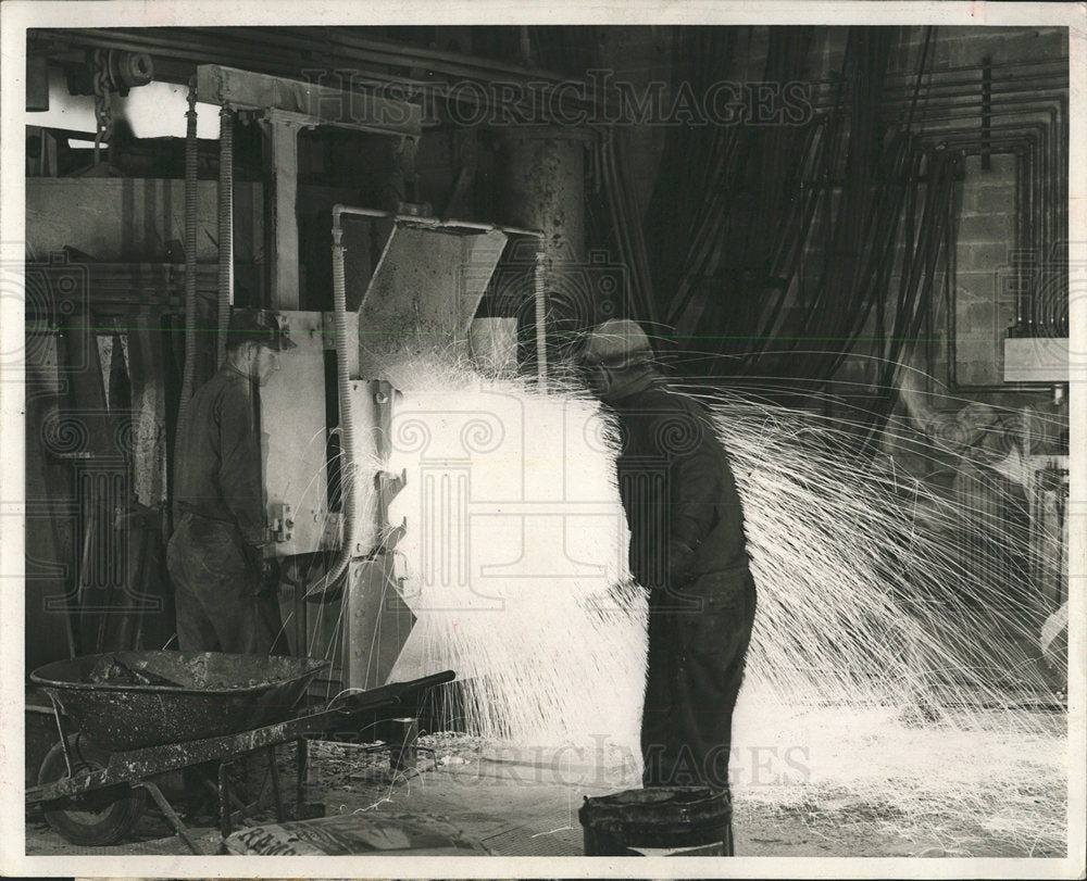 1959 Press Photo Steel Plant Worker Watching Production - Historic Images