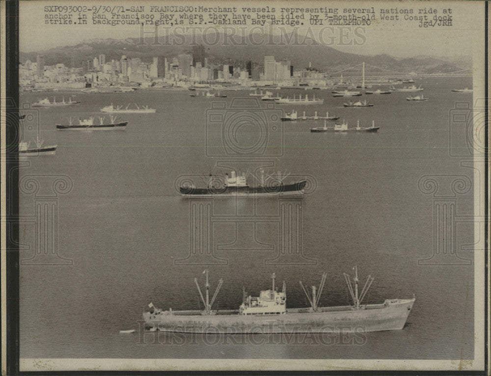 1971 Press Photo Merchant Vessels Ride Anchor in Bay - Historic Images