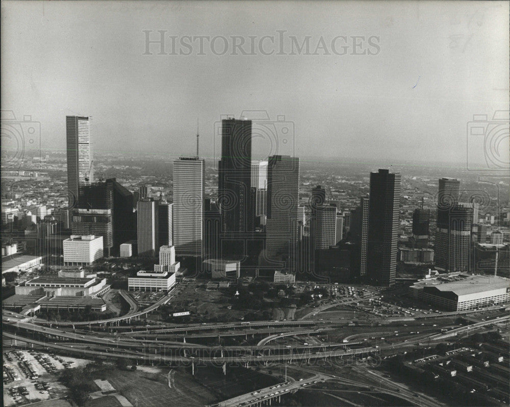 1983 Press Photo skyscraper 71 stories tall center - Historic Images