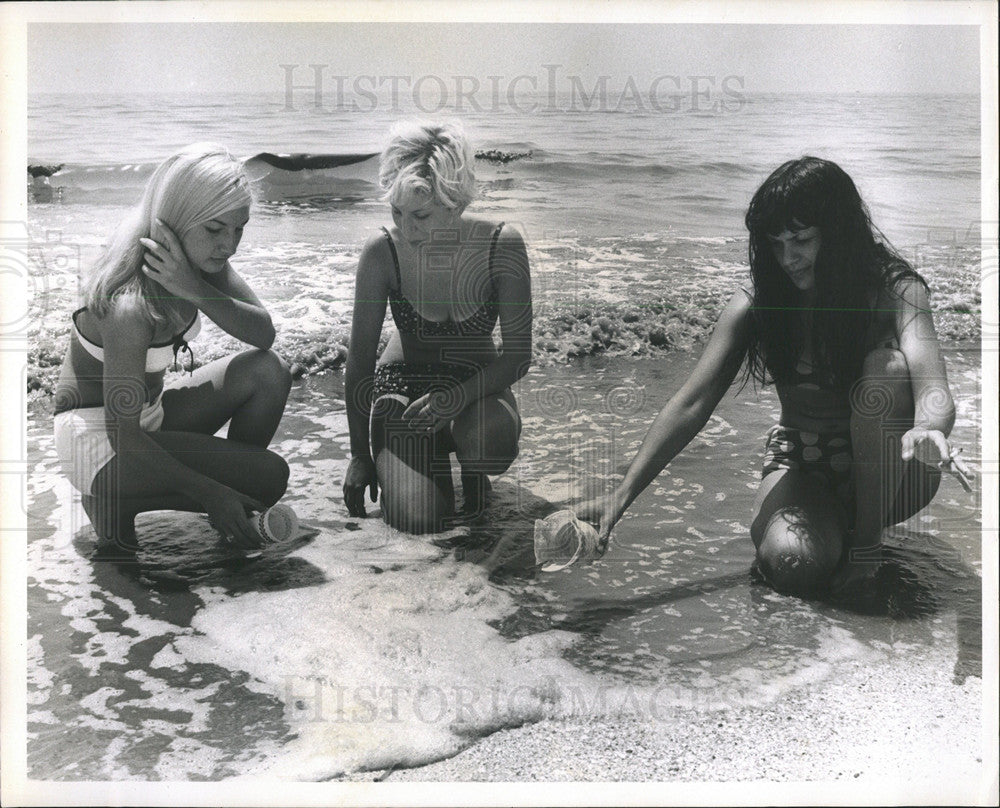 1967 Press Photo three women play sand beach - Historic Images