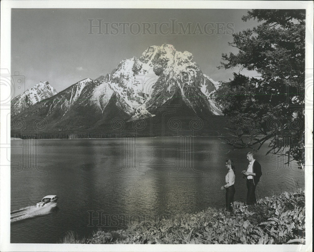 1964 Press Photo Couple Visiting Park Mountains Lake - Historic Images