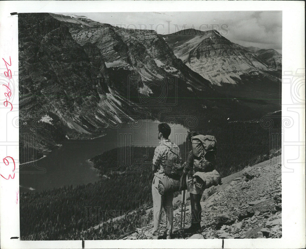 1970 Press Photo Backpackers In Glacier National Park - Historic Images