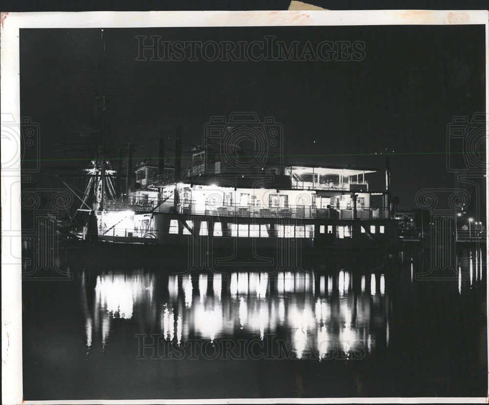 1975 Press Photo The Tom Sawyer Mooring In The Night - Historic Images