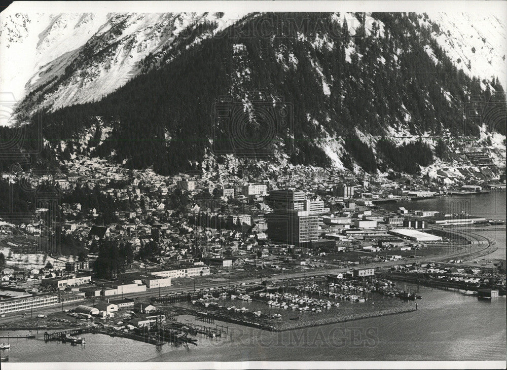 1975 Press Photo Juneau/Alaska Capital/Mountains - Historic Images