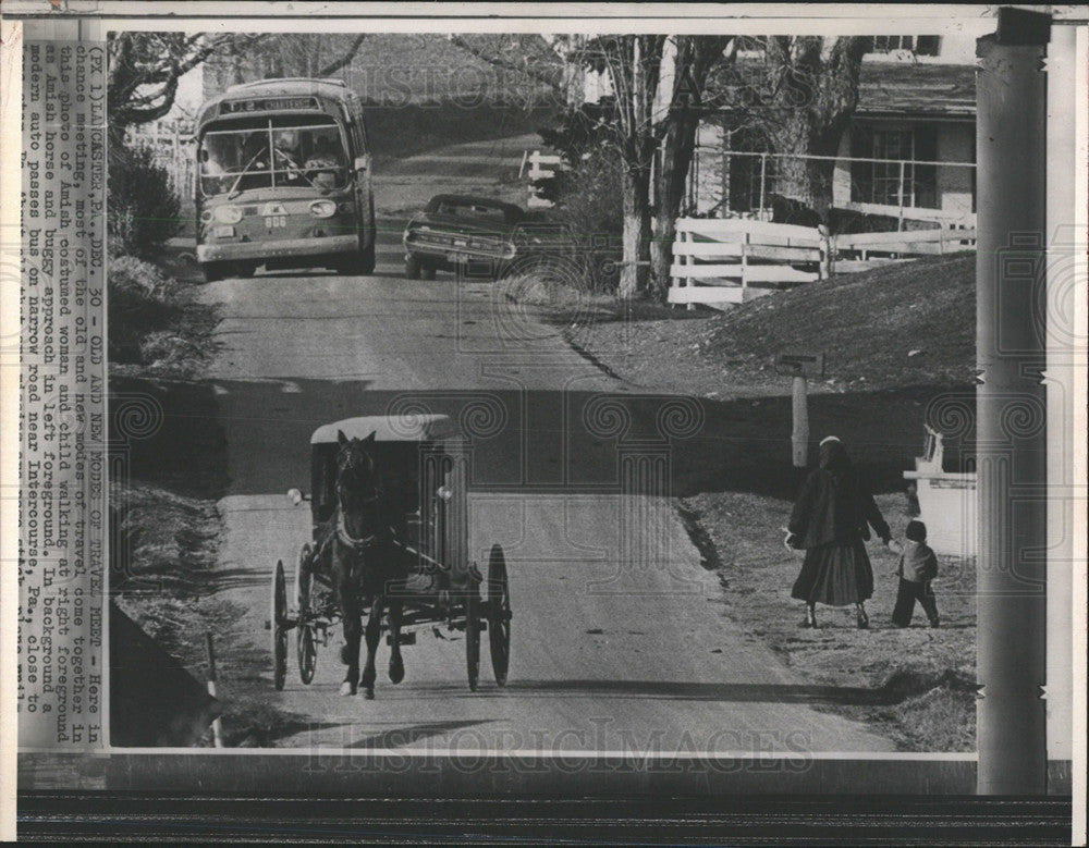 Press Photo Amish horse Buggy Costume Woman Child Walk - Historic Images