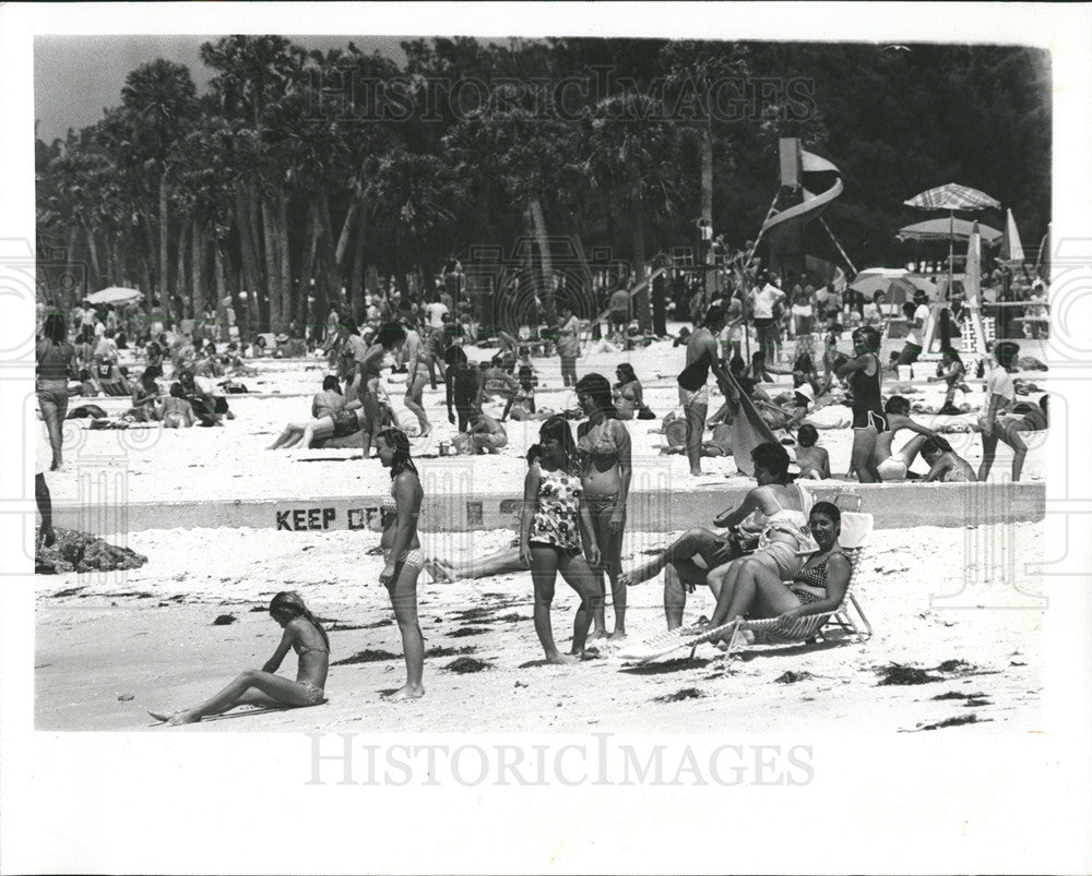 1975 Press Photo  Manatee County Brisk Winds Beach Sun - Historic Images