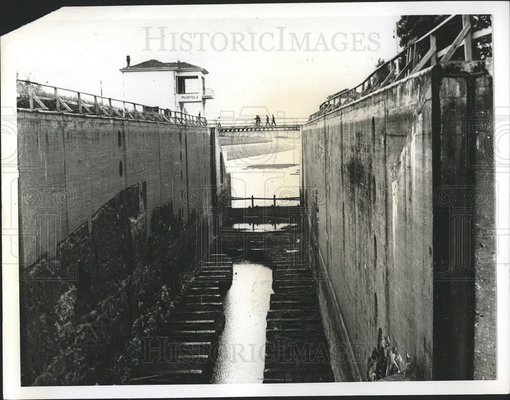 1965 Press Photo canal Water People Bridge - Historic Images