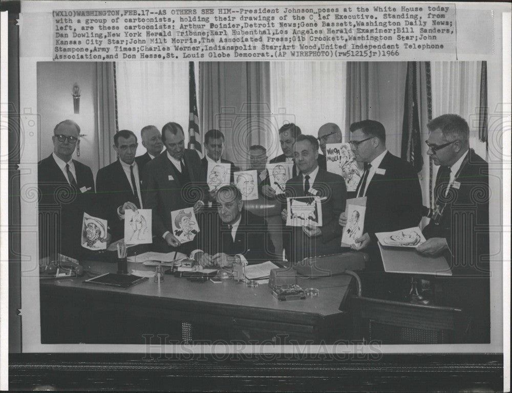 1966 Press Photo Pres. Johnson Poses With Cartoonists - Historic Images