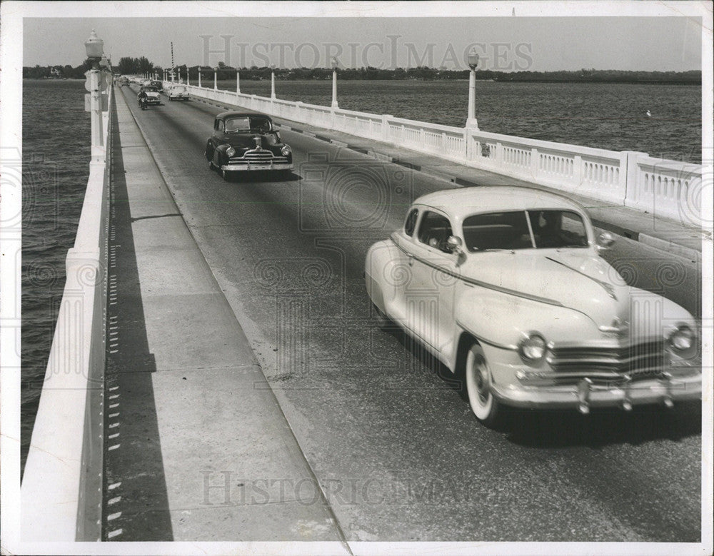 1954 Press Photo Green Bridge traffic light vehicle car - Historic Images