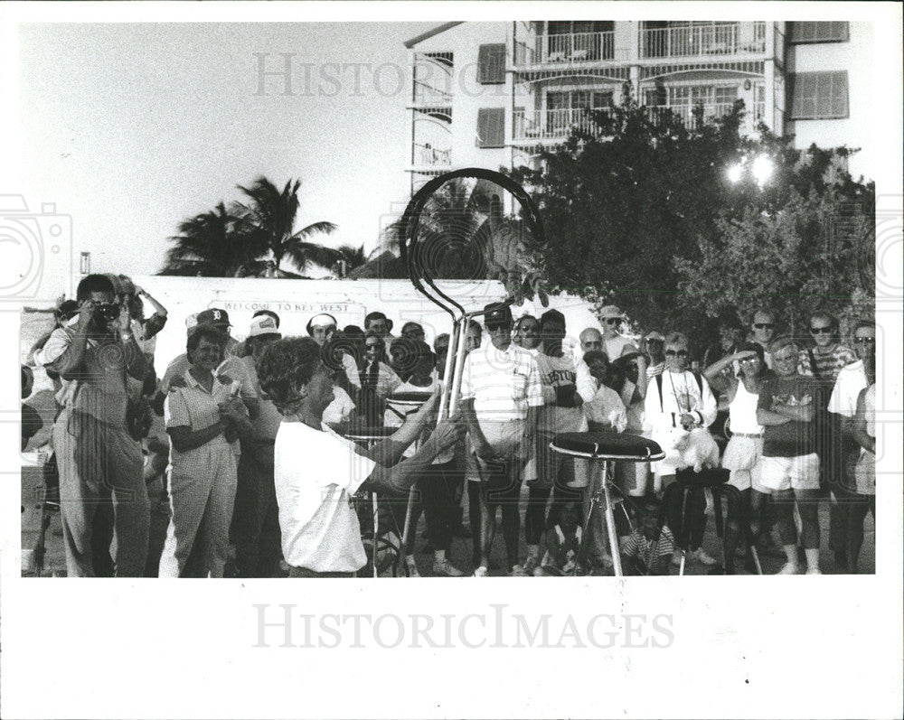 1991 Press Photo D. Lefort/Disney Entertainer/Cat - Historic Images