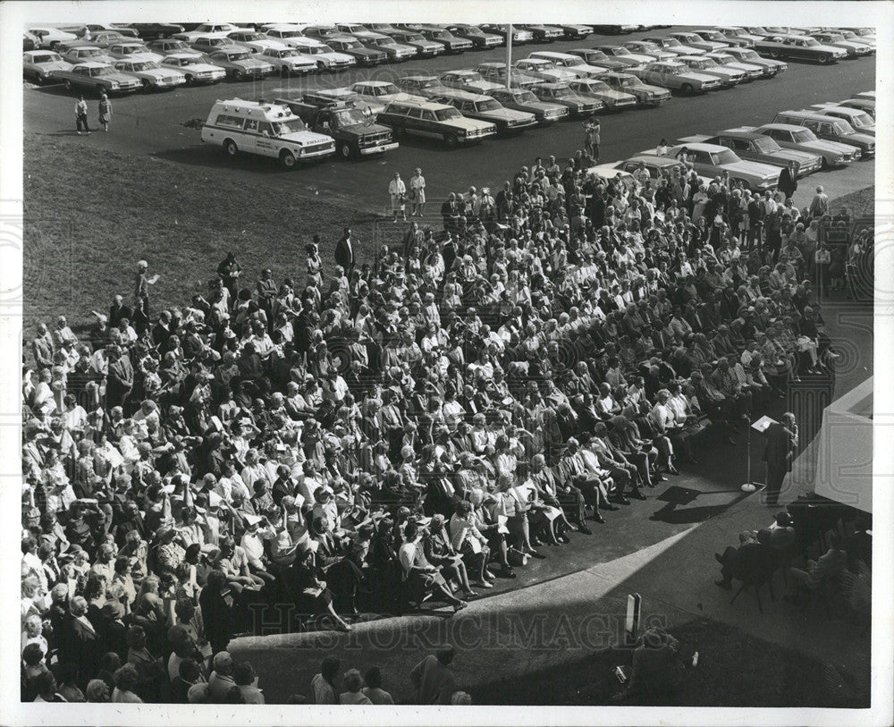 Press Photo Crowd Blake Hospital Dedication - Historic Images