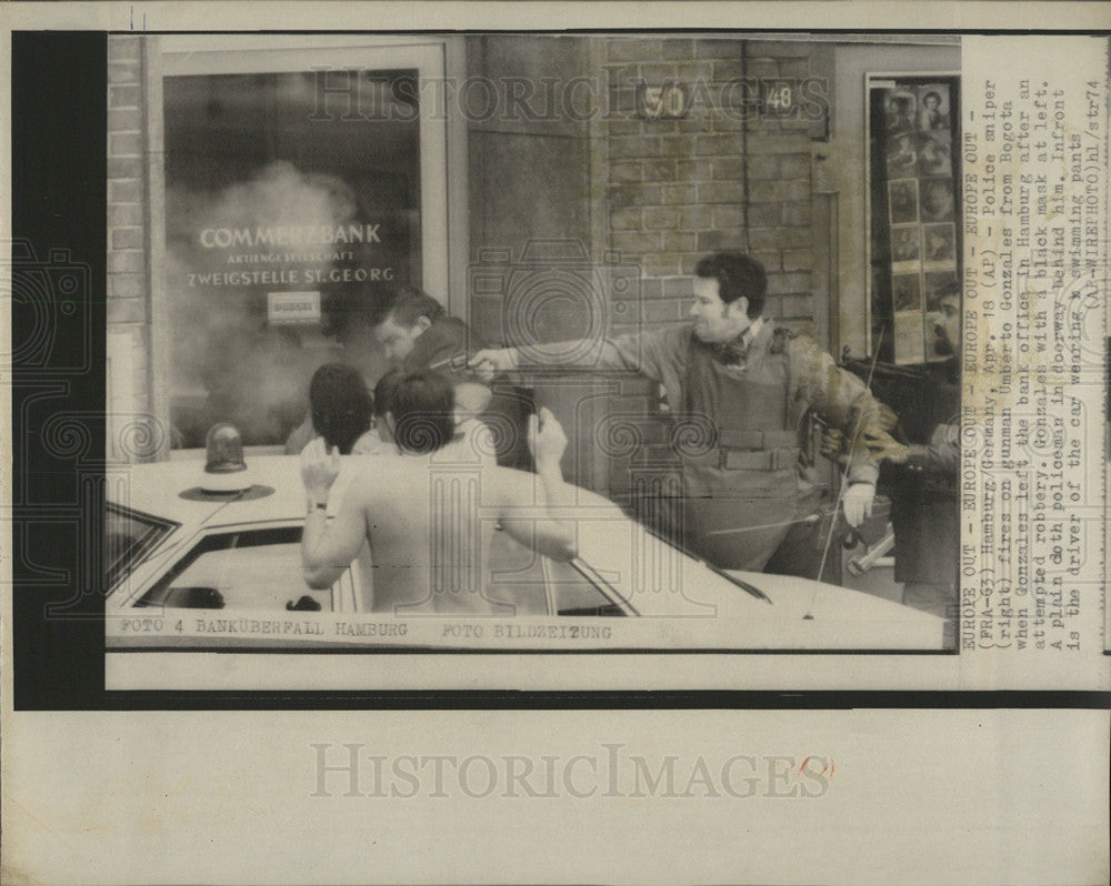 1974 Press Photo Police Sniper Fires Gun During Holdup - Historic Images