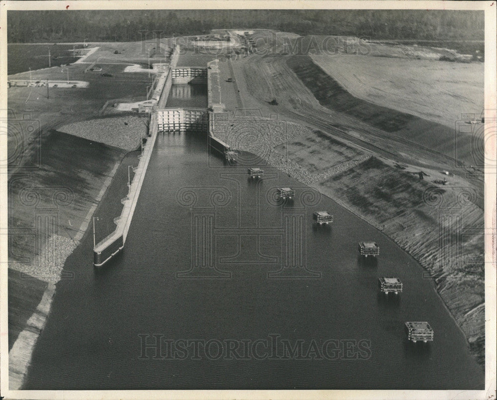 1968 Press Photo Inglis Lock Cross Barge Canal/Florida - Historic Images