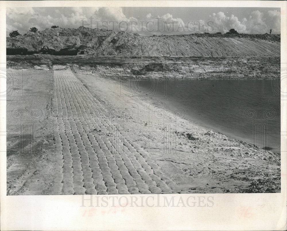 Press Photo Petitioners Possible Salt Water Spillway - Historic Images