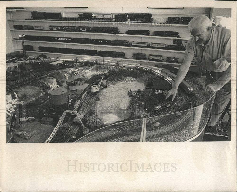 1966 Press Photo Man Engineer exhibited Railroad model - Historic Images