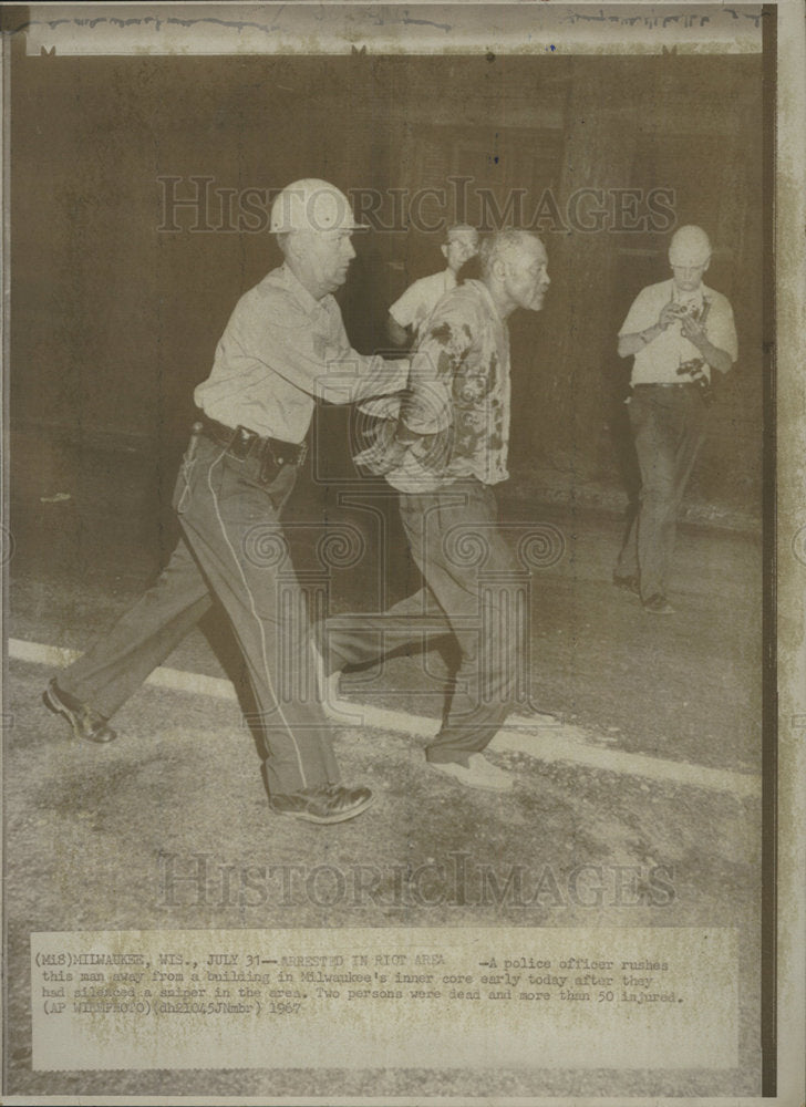 1967 Press Photo Police officer riots arreste Milwaukee - Historic Images