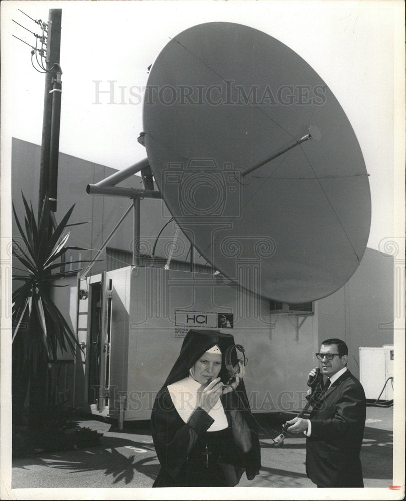 1968 Press Photo Roland Boucher Hughes employe TV earth - Historic Images