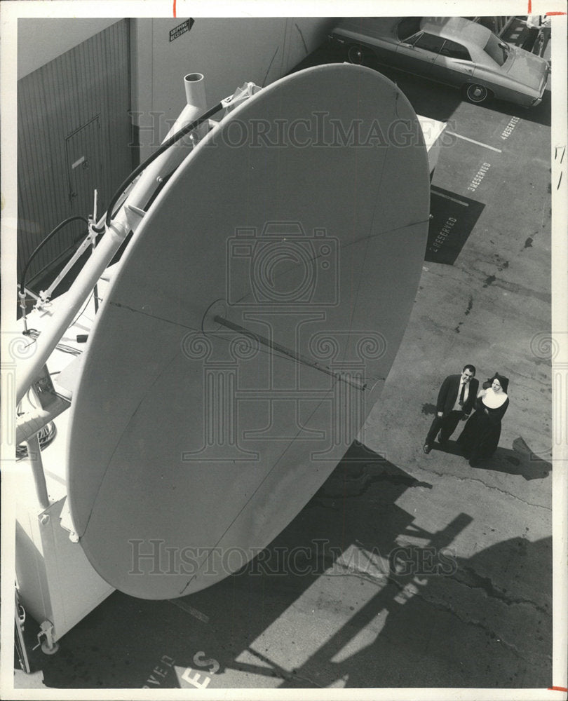 1968 Press Photo Antenna dish Sister Cecilia Botcher - Historic Images