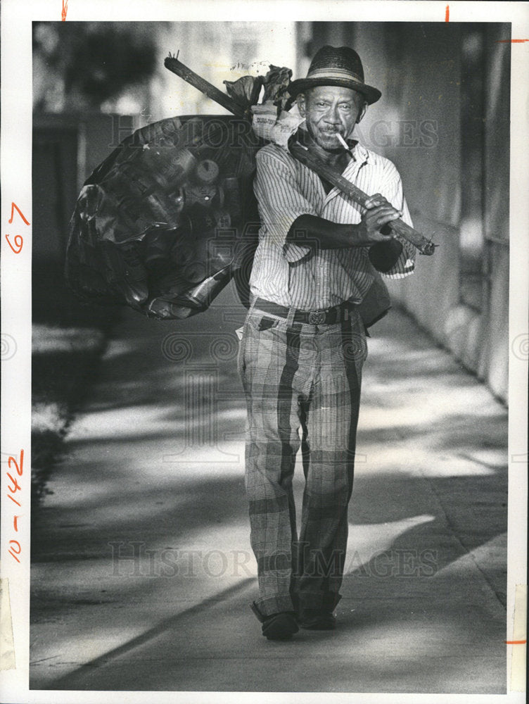 1976 Press Photo Willie Anderson aluminum cans Cash - Historic Images