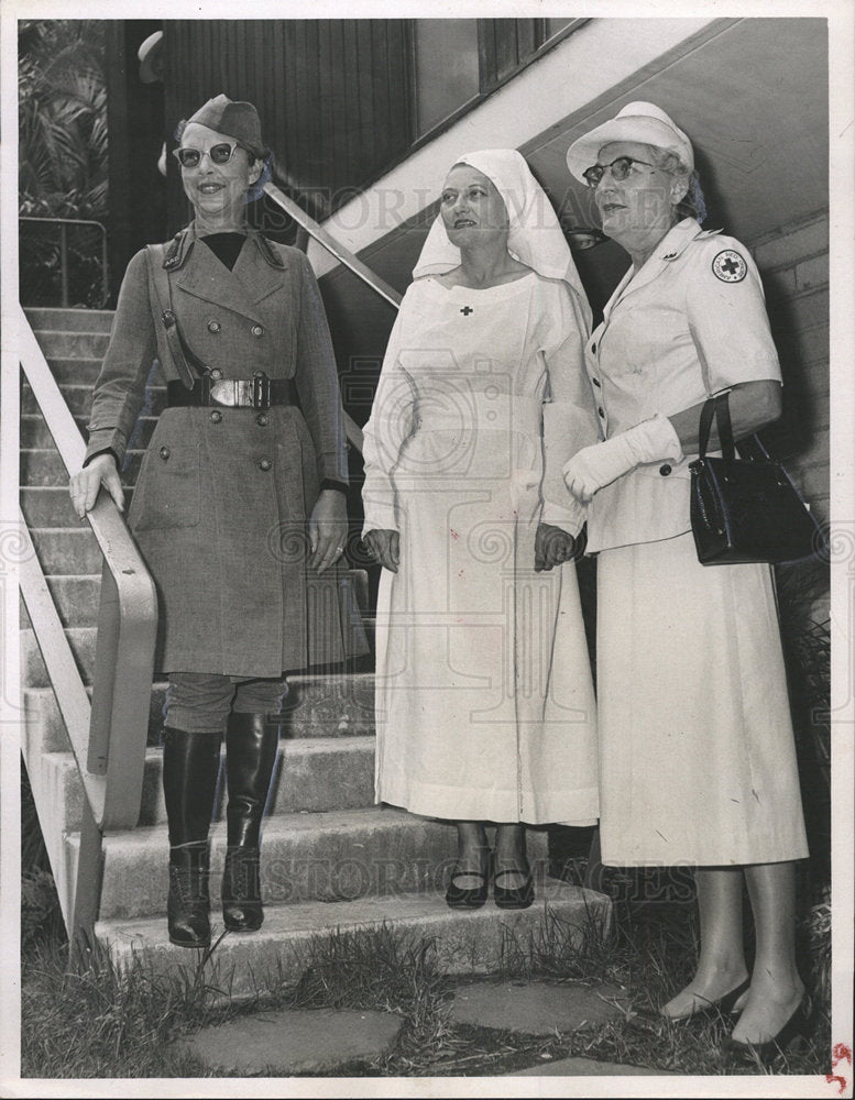 1957 Press Photo Mesdames Schultz James Kelley Julia - Historic Images