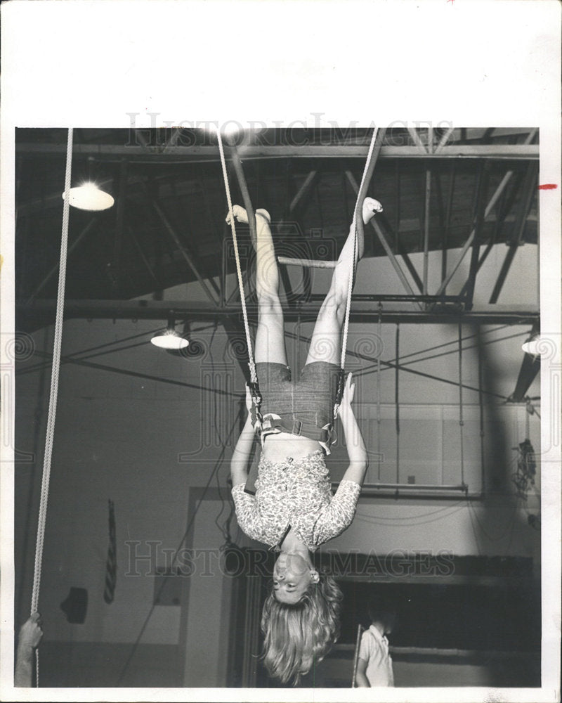 1964 Press Photo Marg Vause instructor Ropes Firm Hold - Historic Images