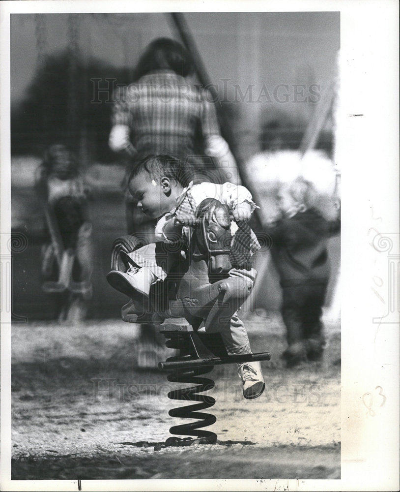 1977 Press Photo Julia Newby Saddle Least Resistance - Historic Images