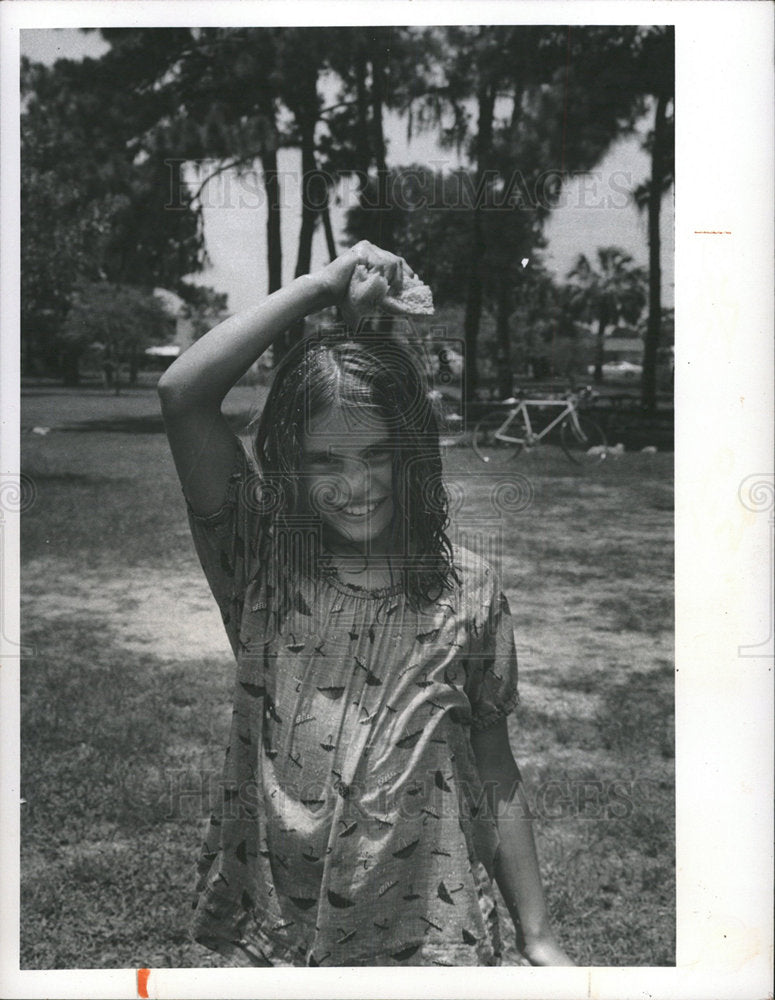 1974 Press Photo Terye Burkett, 9, Cools Off Her Head - Historic Images