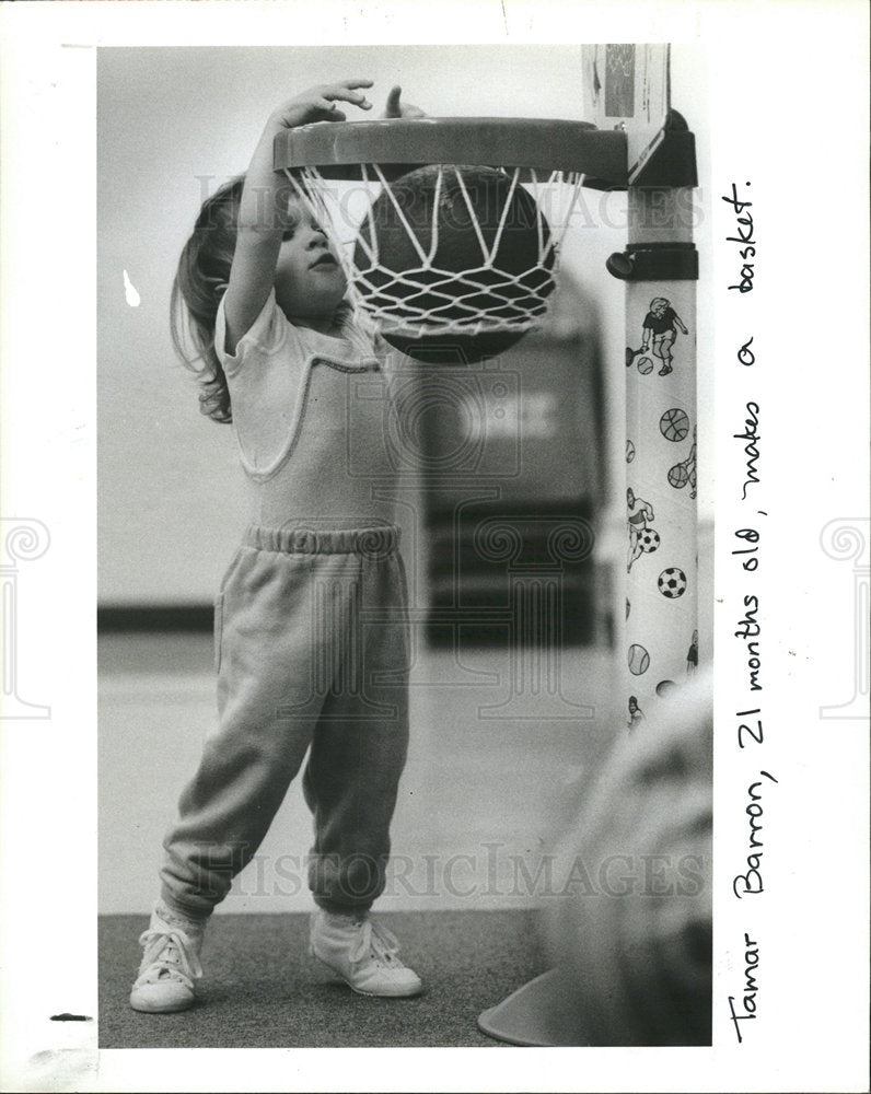 1987 Press Photo Tamar Barron basket parachute beam - Historic Images