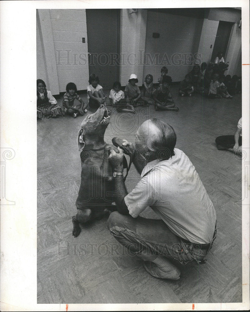 1974 Press Photo Bob Meacham singing dog show kids sits - Historic Images