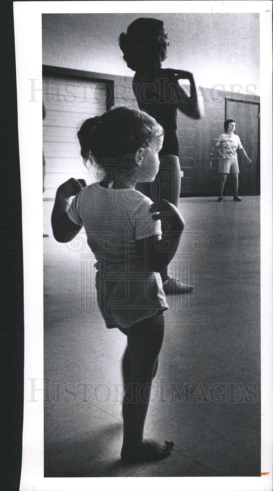 1980 Press Photo Mary Ann,3,in Aerobics with her Mother - Historic Images