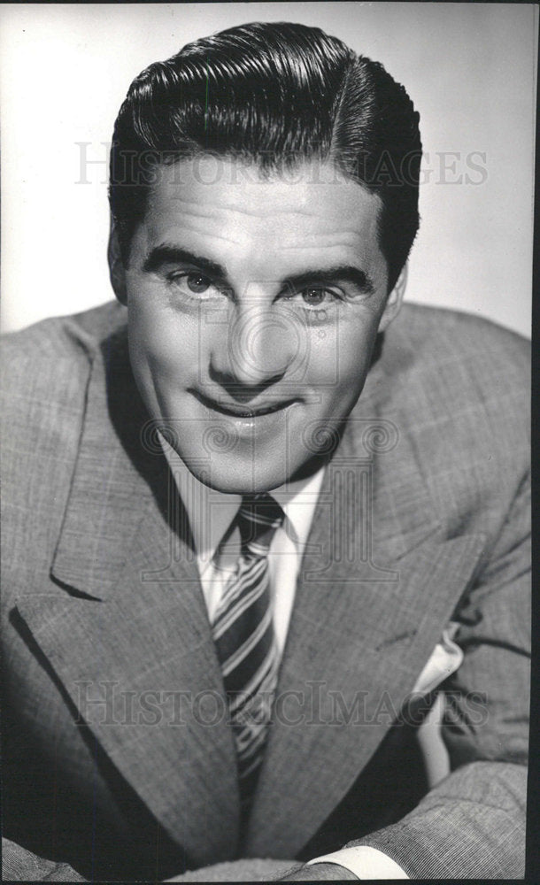 1944 Press Photo Singing star Phil Regan Monogram Gale - Historic Images